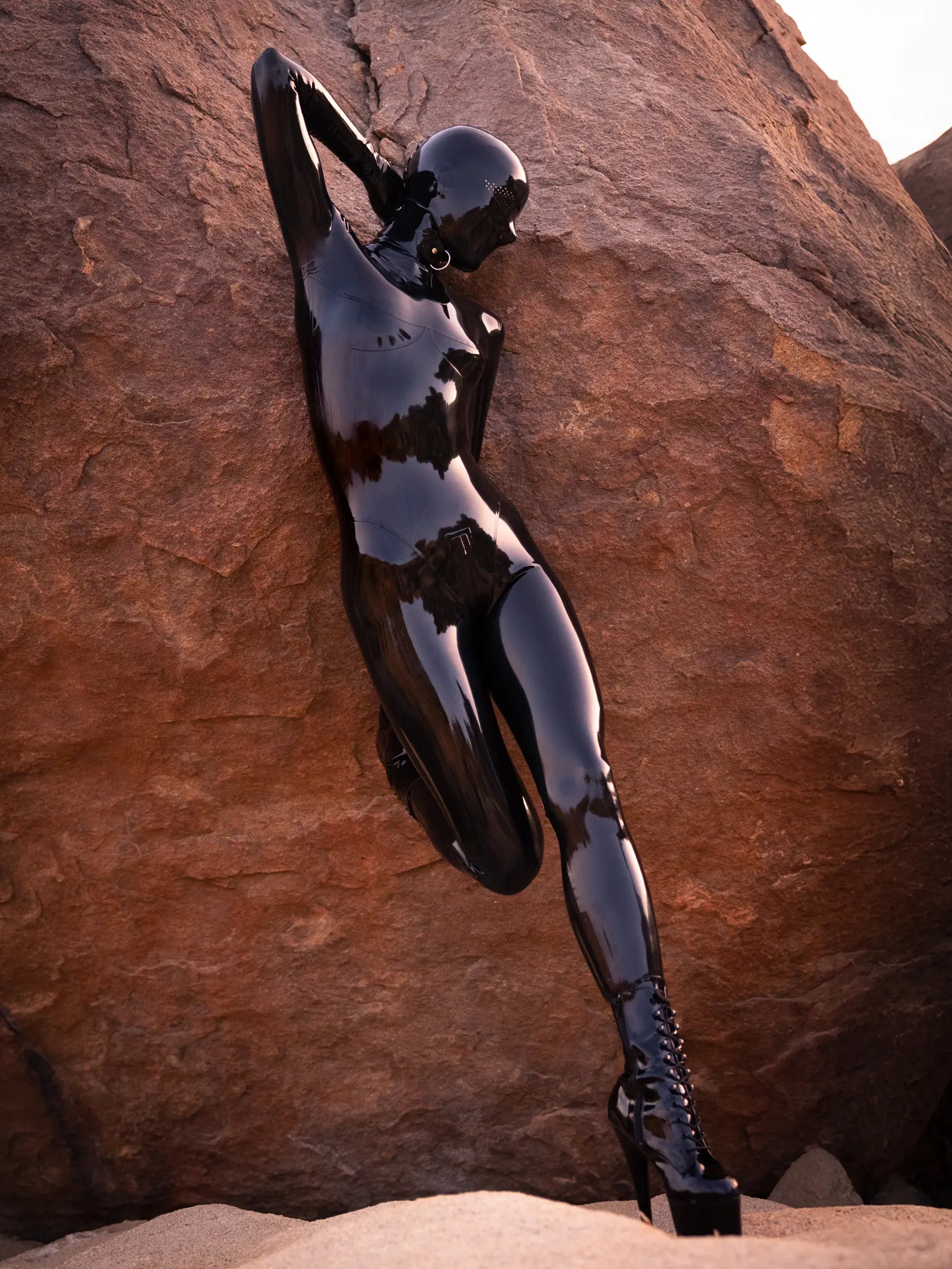 SUTURA — Anatomical Latex Catsuit